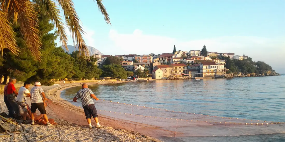 Podaca i lokalna atmosfera uz Jadran